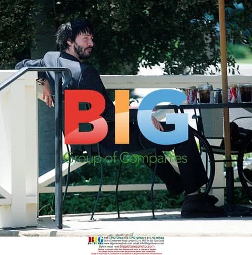 Keanu Reeves Has Lunch With Friend
