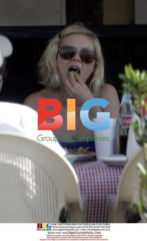 Kirsten Dunst and Jake Gyllenhaal at Park