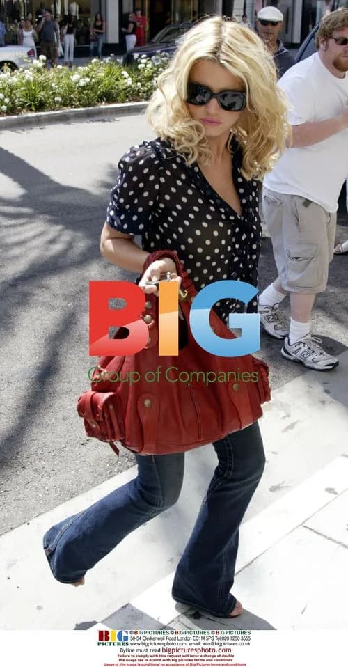 Jessica Simpson Mobbed by Paparazzi in Beverly Hills