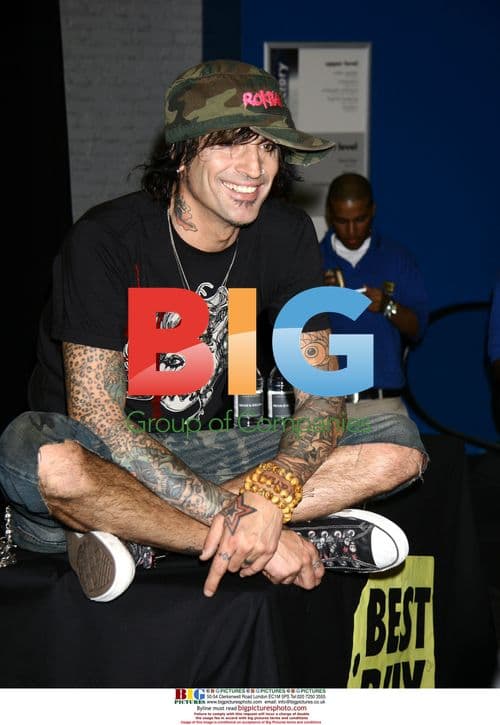Tommy Lee Promotes CD at Best Buy