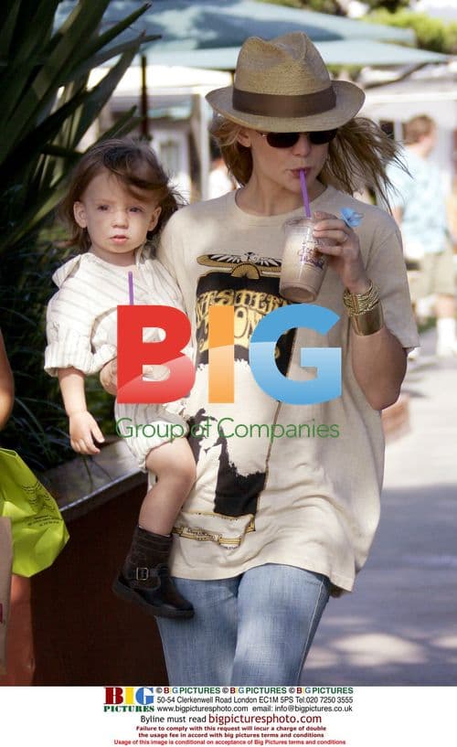 Kate Hudson and Son Ryder Shopping