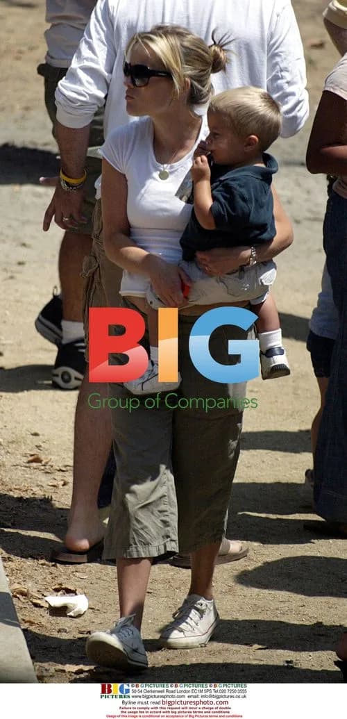 Reese Witherspoon takes kids to picnic
