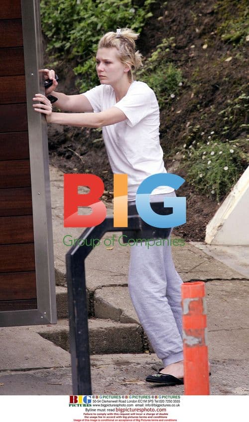 Kirsten Dunst Fixing Gate Without Makeup