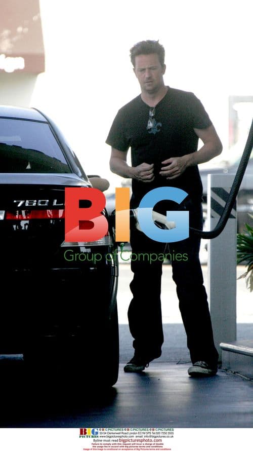 Matthew Perry dances at gas station