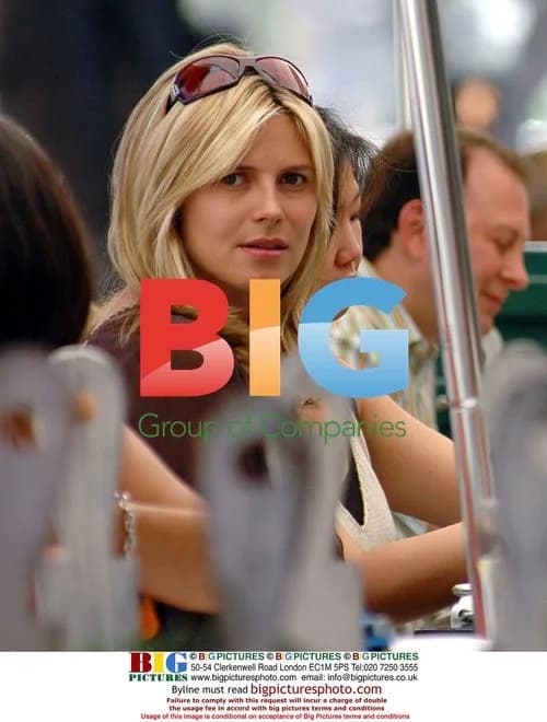 Pregnant Heidi Klum eating at The Ivy