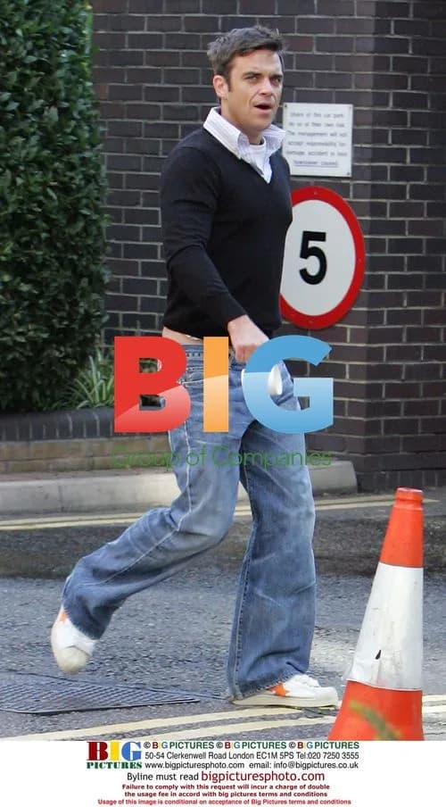 Robbie Williams Arrives Home Looking Worse for Wear