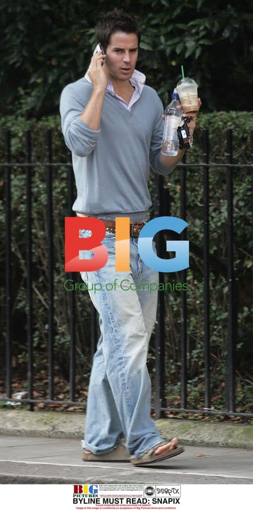 Jamie Redknapp enjoys coffee in Kensington