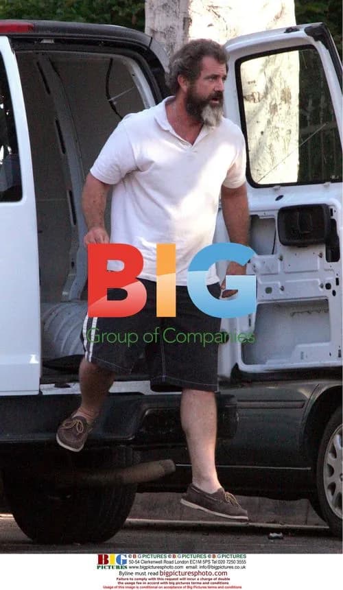 Mel Gibson Helps Daughter Move
