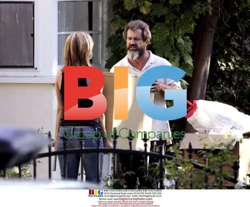 Mel Gibson Helps Daughter Move