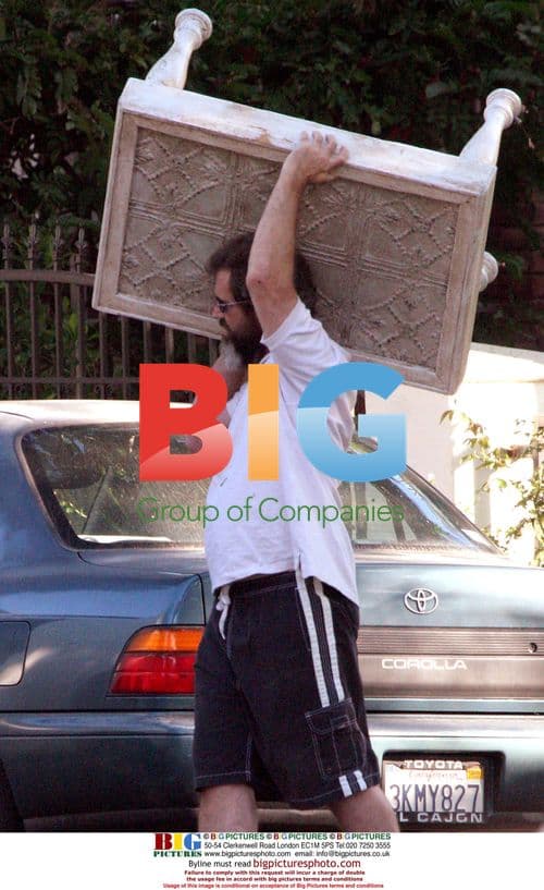 Mel Gibson Helps Daughter Move Out