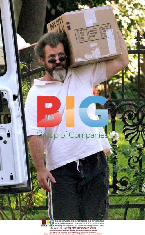 Mel Gibson Helps Daughter Move