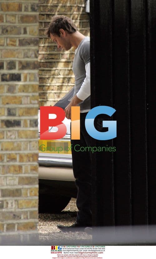 Jude Law Arrives Home With Neck Marks