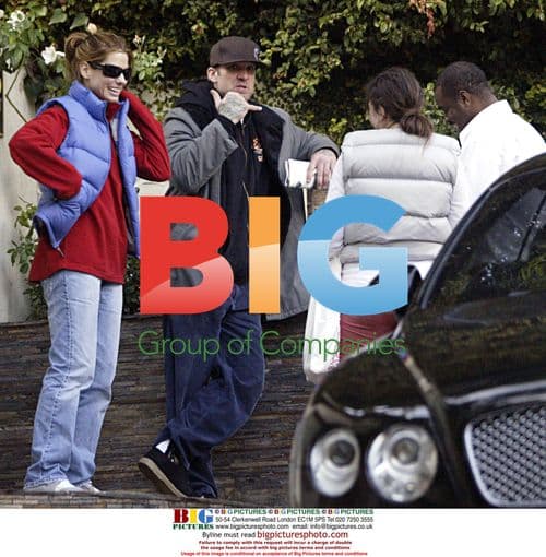 Sandra Bullock and Jesse James chat with salesmen