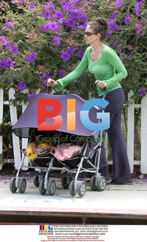 Julia Roberts takes kids for stroll