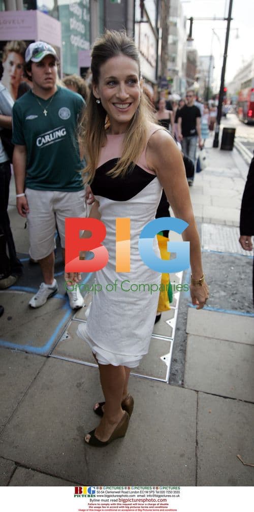 SJP Arrives at Hotel for Perfume Launch