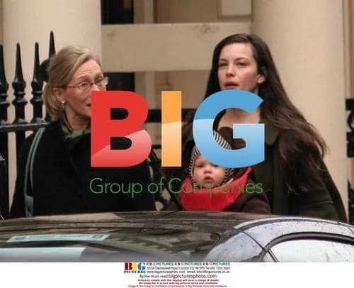 Liv Tyler and family do Bond Street window shopping