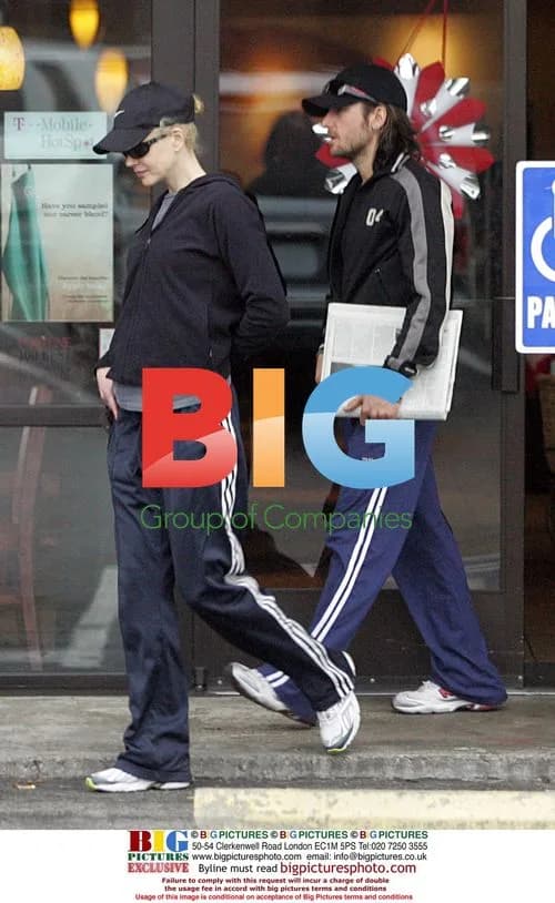 Nicole Kidman and Keith Urban leave Starbucks
