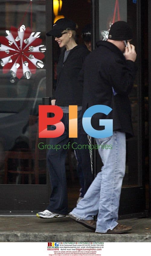 Nicole Kidman and Keith Urban leave Starbucks