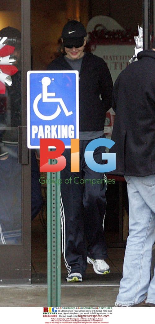 Nicole Kidman and Keith Urban leave Starbucks