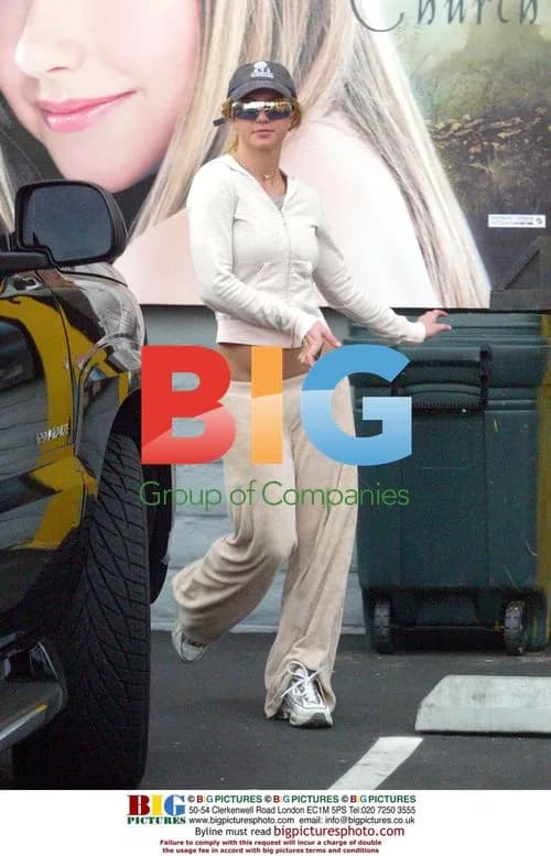 Britney Spears Buys CDs at Tower Records