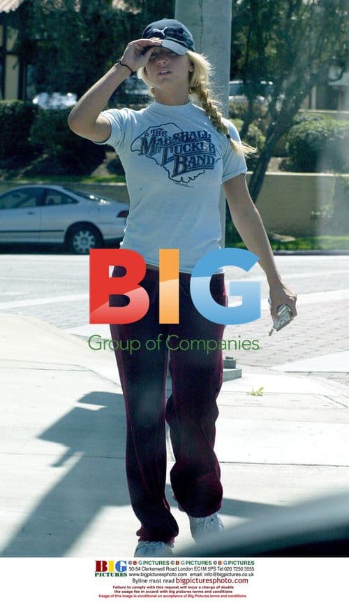 Jessica Simpson Jogs and Shops with Nick Lachey