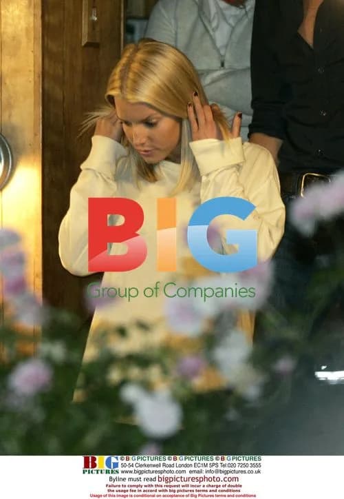 Jessica Simpson leaves restaurant