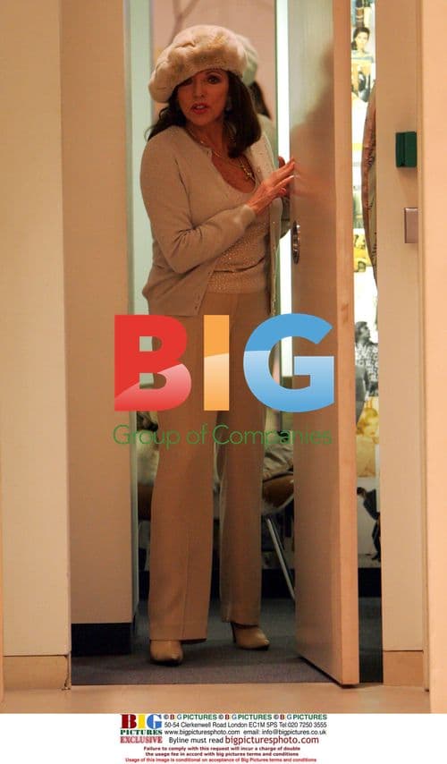 Joan Collins Does Christmas Shopping in London