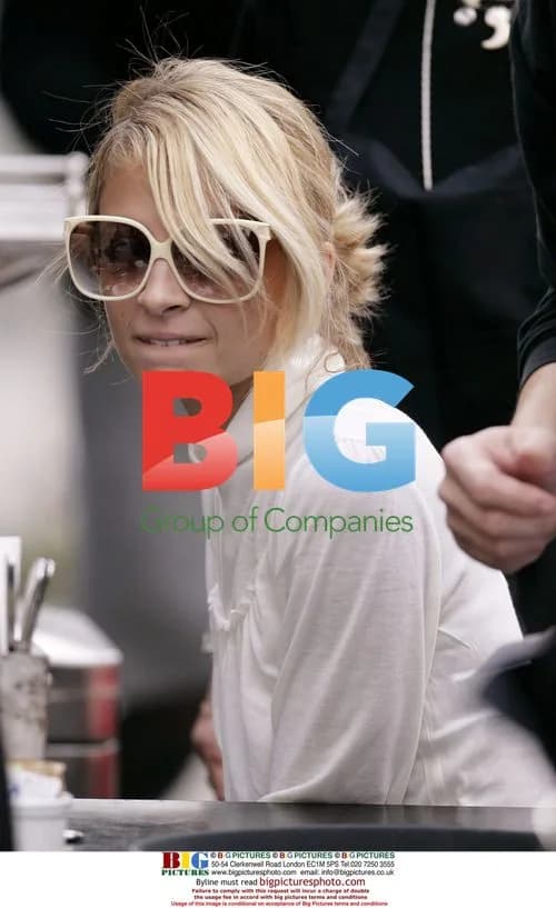 Nicole Richie Having Coffee with Friends