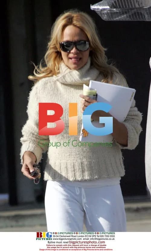 Pamela Anderson Shops for Frozen Pizzas