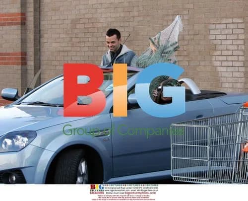 Andy Scott Lee and Michelle Heaton buy a Christmas tree