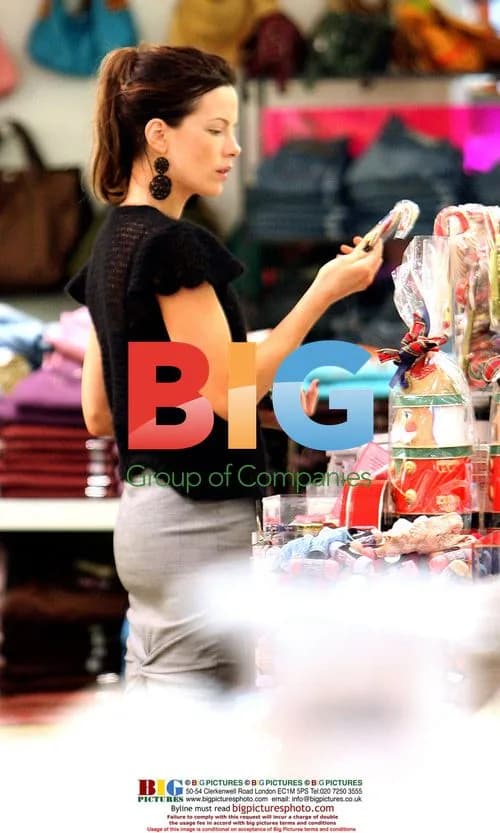 Kate Beckinsale Christmas Shopping