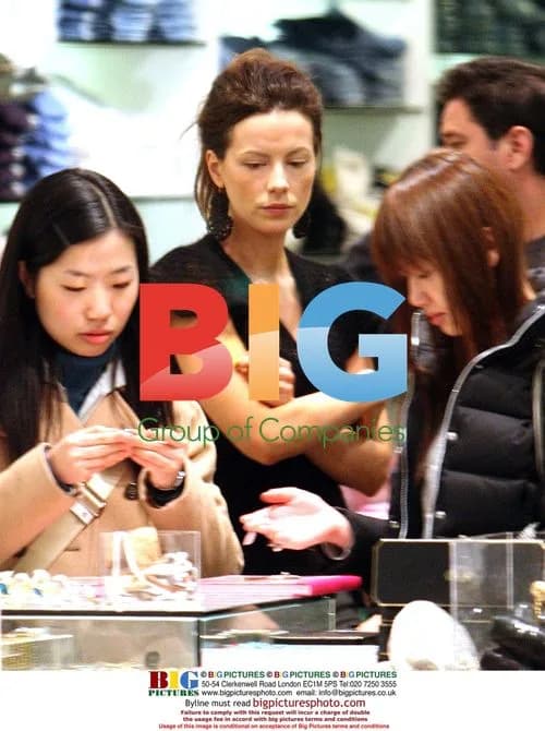 Kate Beckinsale Christmas Shopping