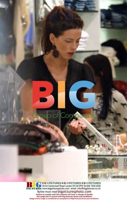 Kate Beckinsale Christmas Shopping