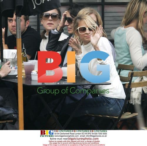 Nicole Richie having coffee with friends