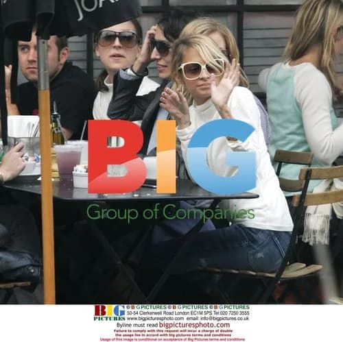 Nicole Richie having coffee with friends