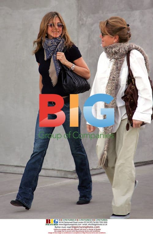 Jennifer Aniston Christmas Shopping