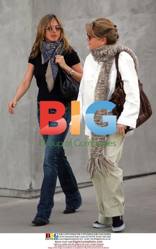 Jennifer Aniston Goes Christmas Shopping