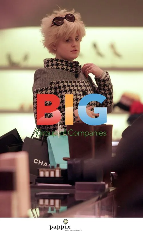 Kelly Osbourne Christmas Shopping