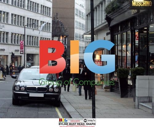 Duchess of York and Daughters Christmas Shopping