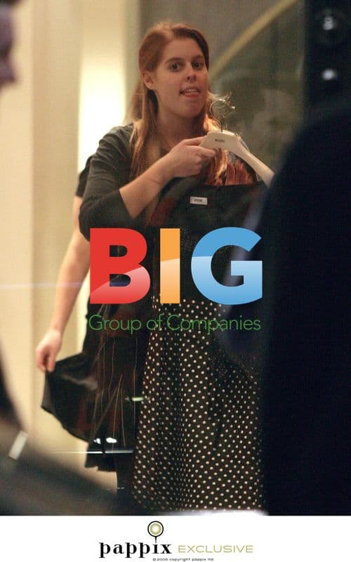 Duchess of York and Daughters Christmas Shopping