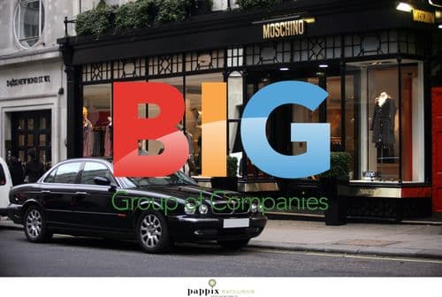 Duchess of York and Daughters Christmas Shopping