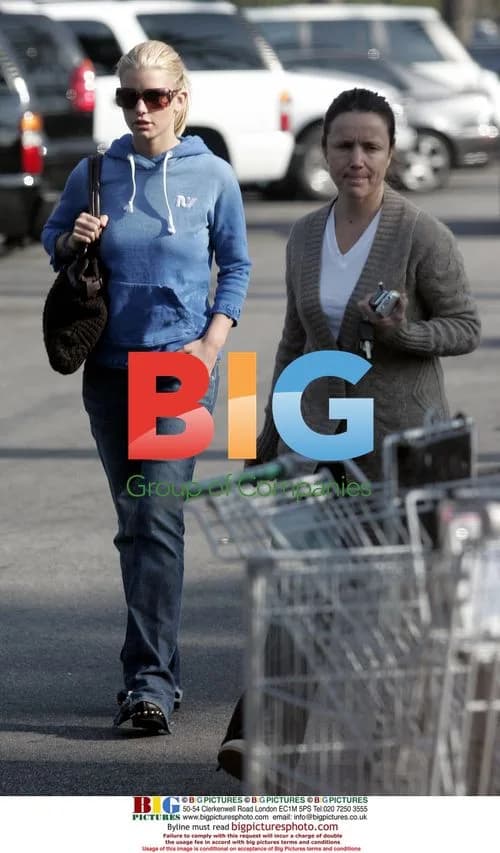Jessica Simpson goes shopping with family