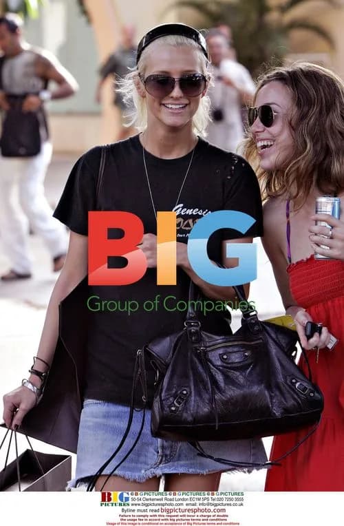 Ashlee Simpson Shopping in Hawaii