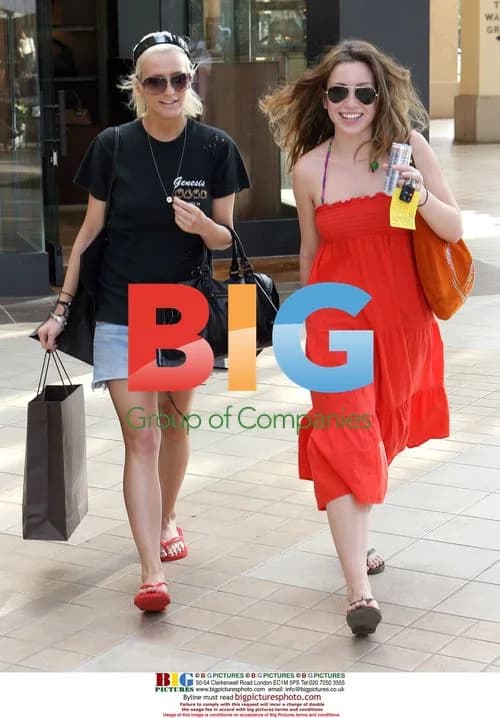 Ashlee Simpson Shops in Hawaii