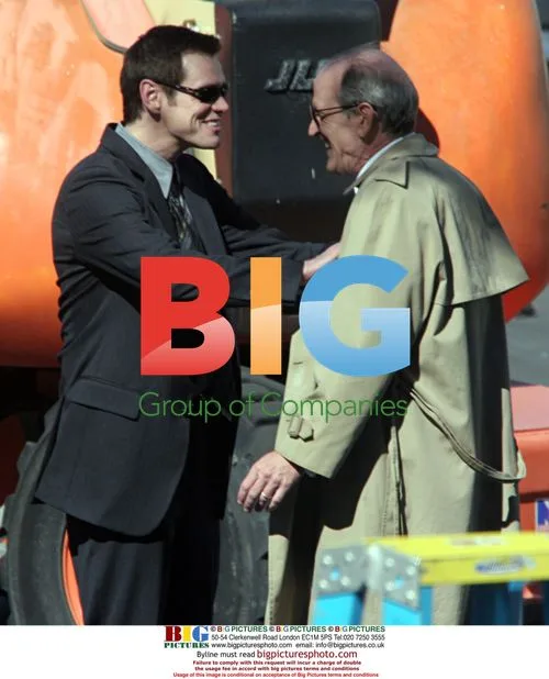 Jim Carrey on set of Fun With Dick & Jane