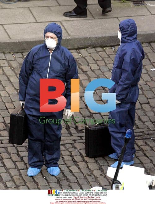 Samia Ghadie and Alan Halsall on Corrie set