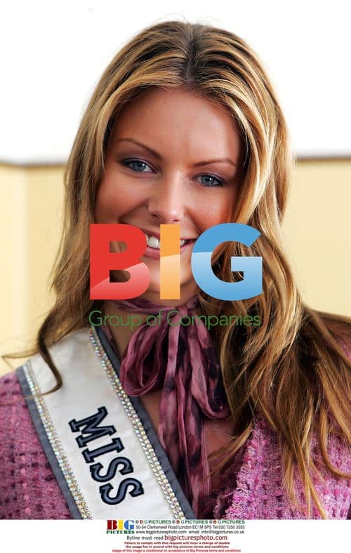 Jennifer Hawkins Visits School in Brazil