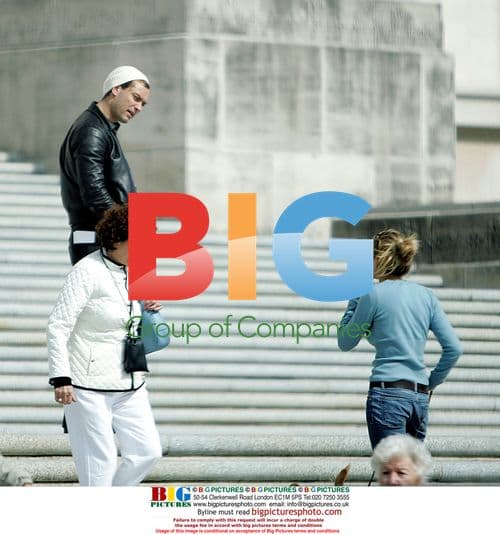 Sienna Miller walks dogs in Louisiana