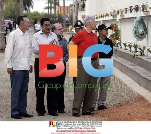 Bill Clinton and George Bush Sr visit Tsunami memorial in Thailand