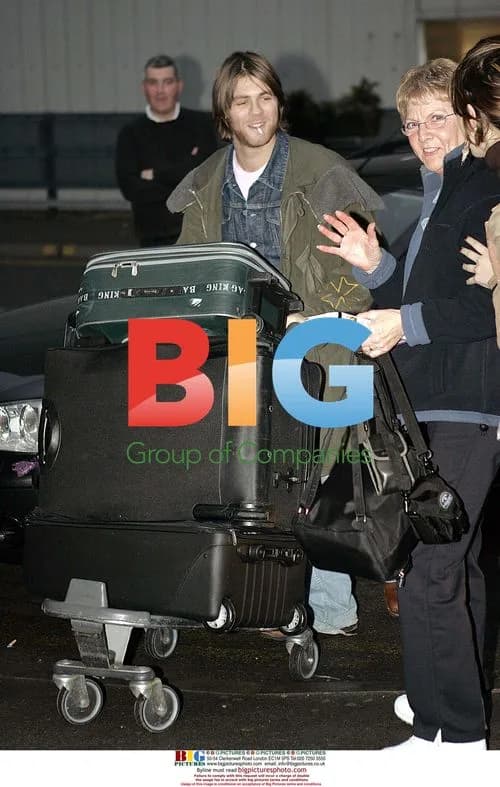 Delta Goodrem and Brian Mcfadden arrive in UK